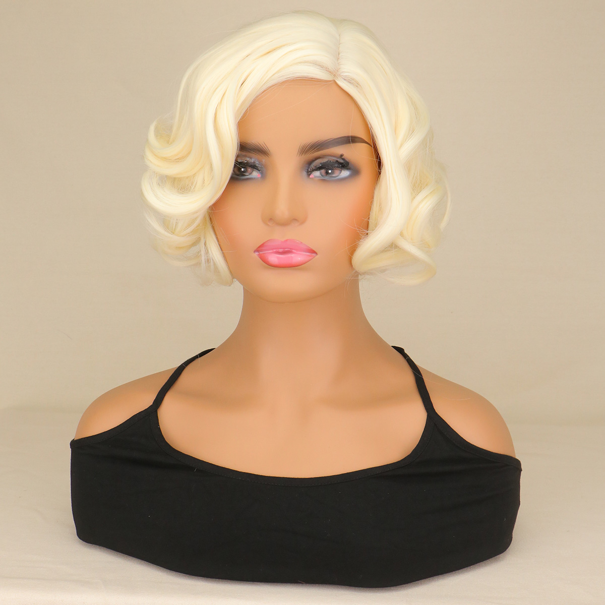 Women'S Accessories In The 60S - Pelucas sintéticas de pelo corto y